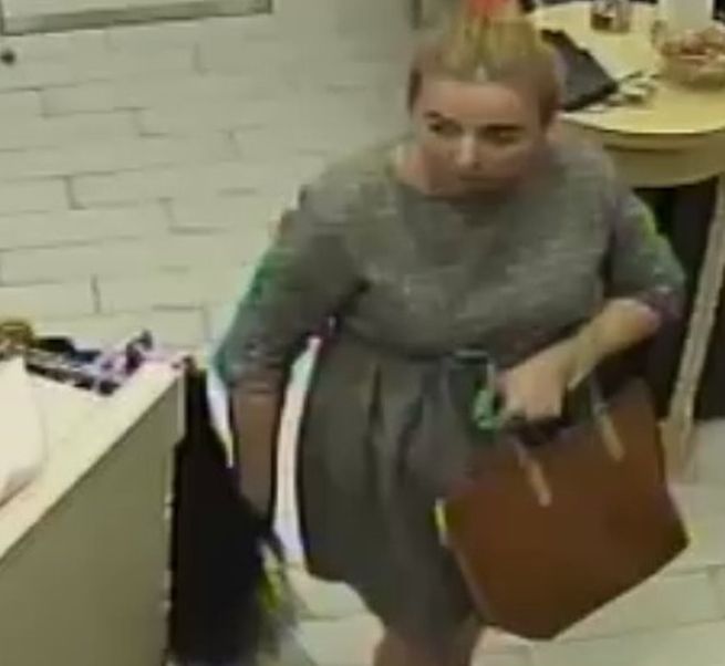 Foto: Objasňujú krádež v nákupnom centre, hľadajú ženu z kamerových záznamov