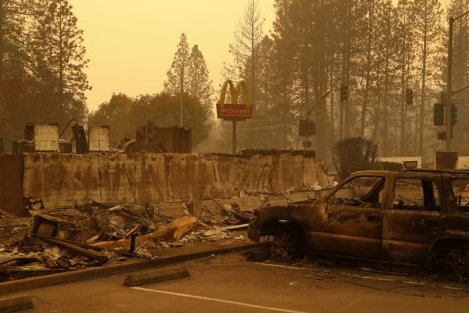 Foto: Počet obetí ničivých požiarov v Kalifornii stúpol, mesto Paradise plamene zrovnali so zemou