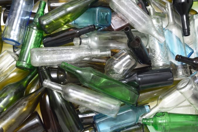 Systém zálohovania sklenených fliaš sa meniť nebude, podľa enviromentalistov sú otázne tetrapaky