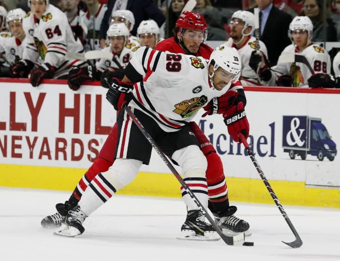 Video: Chicago prehralo ôsmy zápas za sebou, Lundqvist si pripísal 437. triumf v NHL