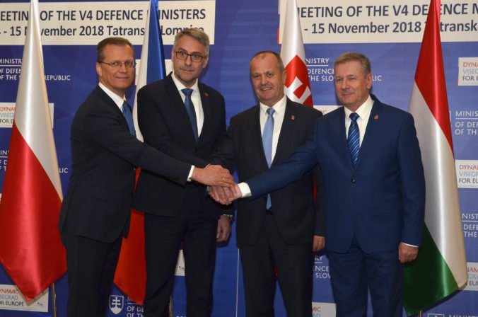 Foto: Ministri obrany krajín V4 sa stretli na rokovaní, spolupráca v oblasti obrany je dôležitá