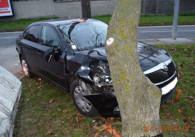 Foto: Šiesti utrpeli zranenia pri nehode v Čáčove, jedenásťročného cyklistu zrazilo v Senici auto