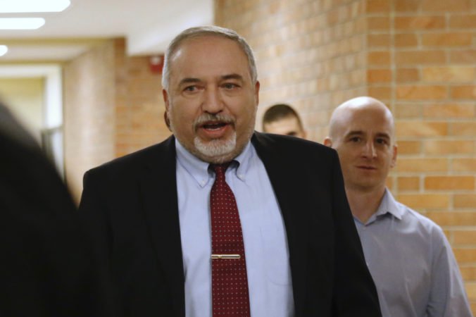 Izrael kapituloval pred terorizmom, tvrdí Lieberman a na protest proti prímeriu rezignoval