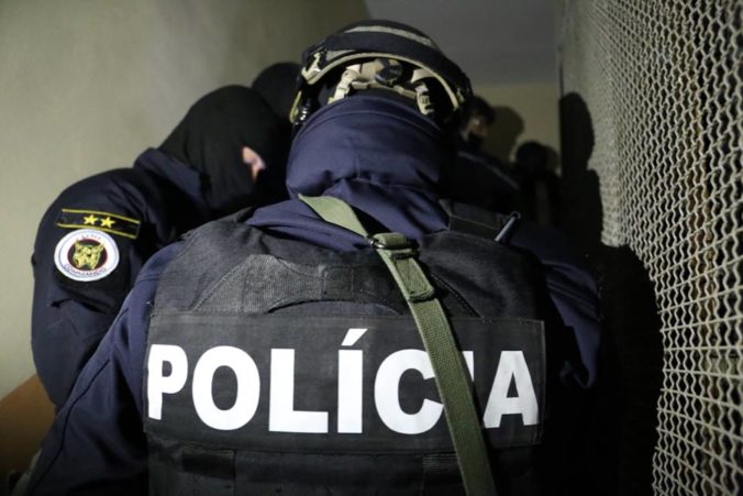 Video: Viac ako sto policajtov vykonávalo razie v Bratislavskom kraji, zadržali desať podozrivých