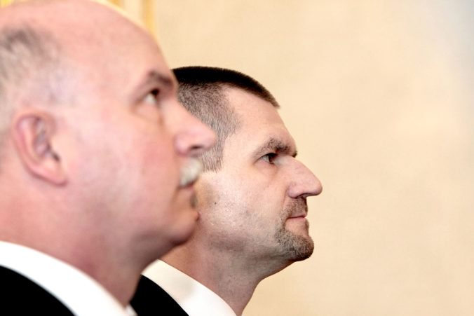 Exministri Janušek a Štefanov pôjdu do väzenia, súd potvrdil ich vinu v kauze nástenkový tender