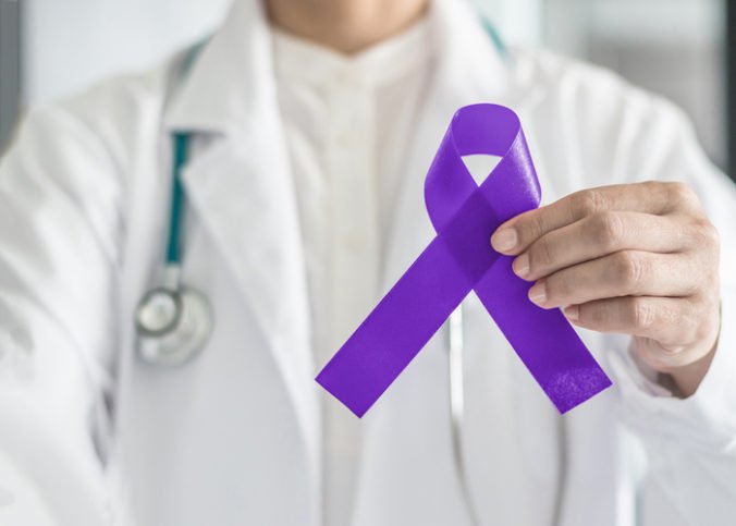 Na podporu boja proti rakovine pankreasu sa slovenské dominanty rozsvietia na fialovo
