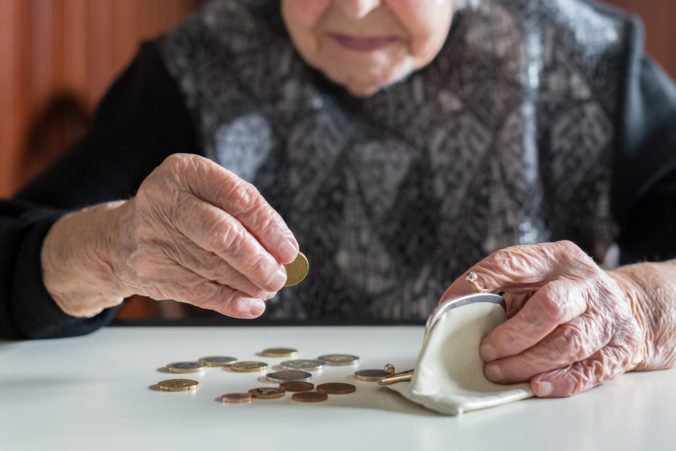 Sociálna poisťovňa zaznamenala mierny pokles exekučných zrážok z dôchodkových dávok