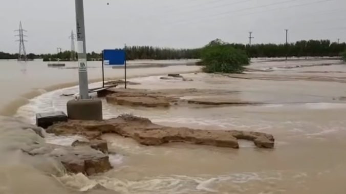Video: V Kuvajte pozastavili pre silné dažde prevádzku letiska, uzavreli školy aj ministerstvá