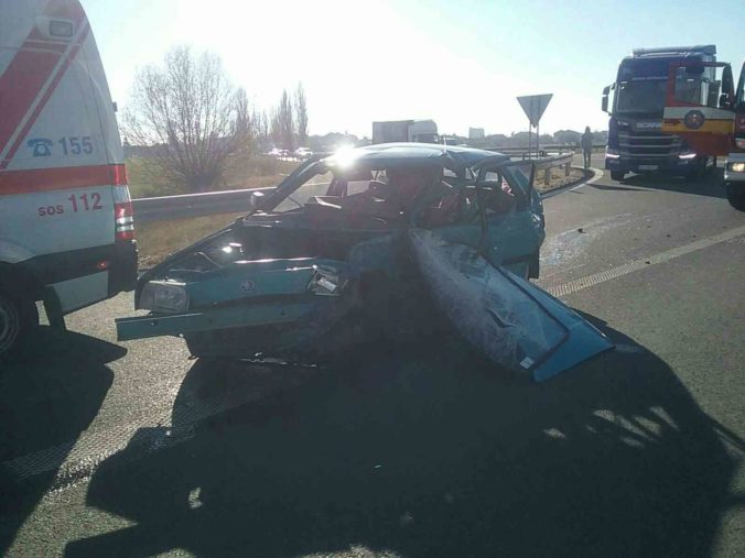 Foto: Pri zrážke dvoch áut pri Sládkovičove zahynula osoba, cestu museli uzavrieť