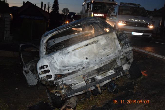 Foto: Vodič po prejdení do protismeru neprežil náraz do obrubníka, jeho Fiat po nehode zhorel