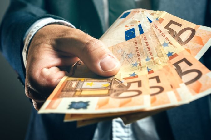 Úplatkárstvo je podľa prieskumu na ústupe, ale väčšina Slovákov by korupciu nenahlásila