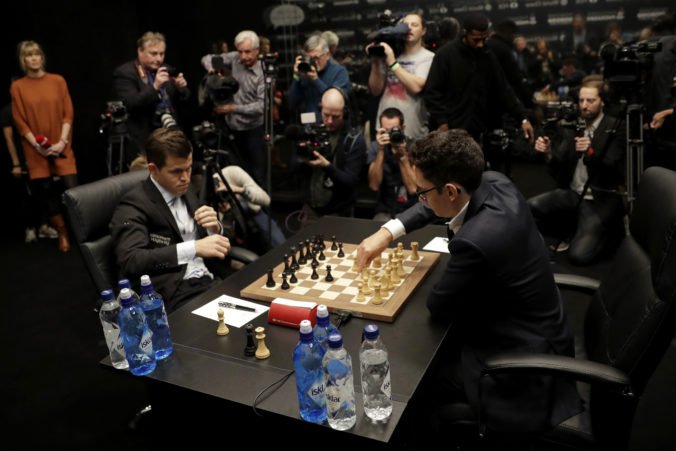Boj o šachový titul majstra sveta je nerozhodný aj po ôsmich partiách