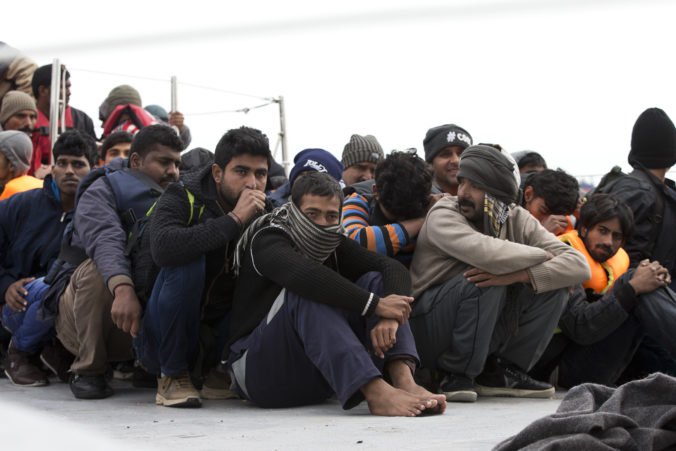 Desiatky migrantov sa chceli dostať do Grécka, ale uviazli na ostrove