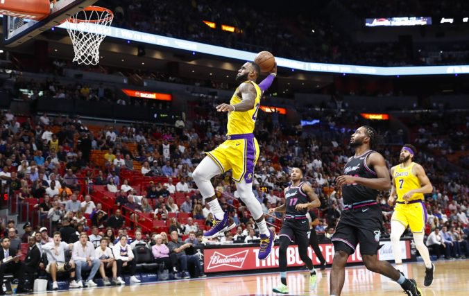 Video: Oslabené Golden State prehralo v San Antoniu, LeBron prispel 51 bodmi k triumfu Lakers