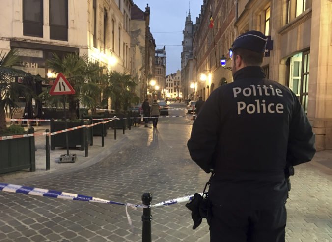 V centre Bruselu útočník pobodal policajta, páchateľa následne postrelili