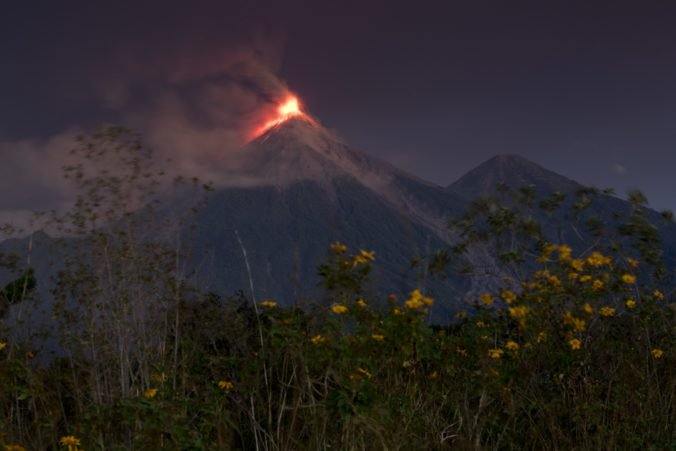 Video: Tisíce obyvateľov utieklo pred sopkou Fuego, ktorá chrlila kamene aj pyroklastické prúdy