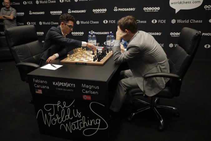 Boj o majstra sveta v šachu je stále nerozhodný, Carlsen sa hneval po zbabranej deviatej partii
