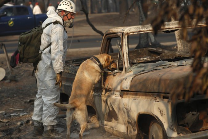 Foto: Po požiaroch v Kalifornii zostávajú ľudia v táboroch, Chico nechcú opustiť desiatky osôb