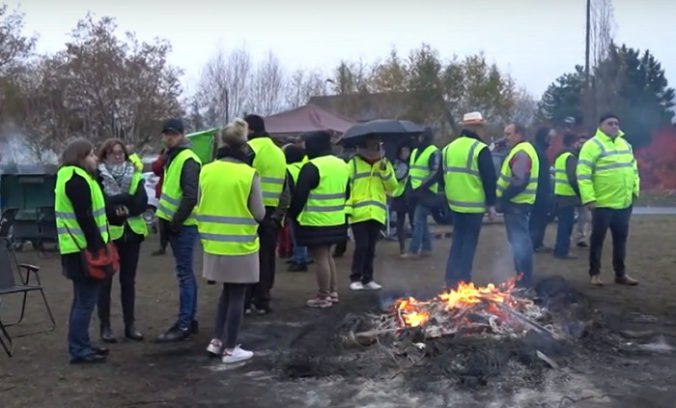 Video: Francúzske demonštrácie proti zvyšovaniu daní na pohonné látky si vyžiadali ďalšiu obeť