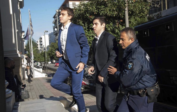 Grécky súd poslal za mreže šiestich mužov obvinených zo zabitia amerického turistu v Laganase