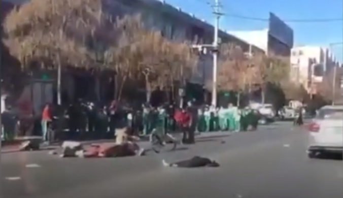 Video: Auto vrazilo do skupiny detí pred základnou školou, niekoľko ľudí zraneniam podľahlo