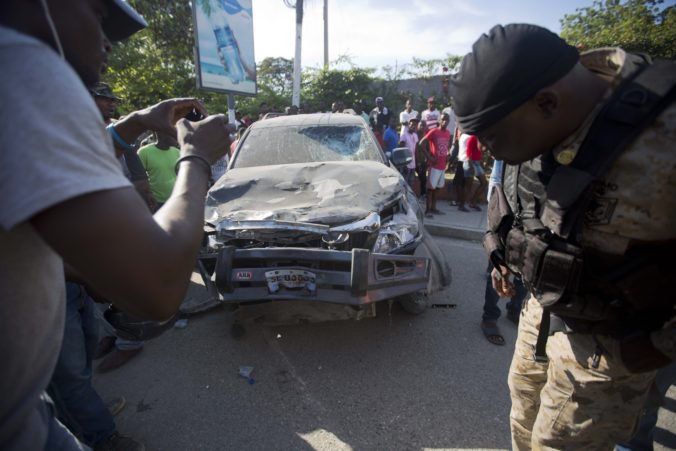 Vládne vozidlo na Haiti stratilo koleso, vrazilo do skupiny ľudí a zabilo niekoľko osôb
