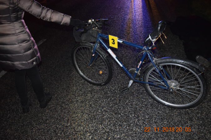 Foto: Cyklistu bez reflexného prvku zachytil vodič v Bánove, následne ho prešlo ďalšie auto