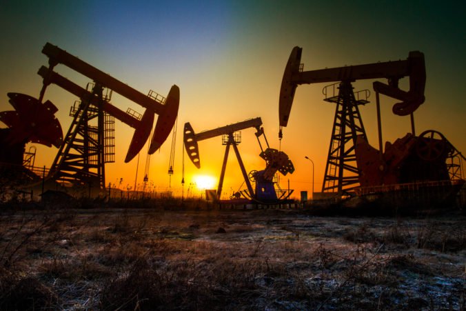 Ľahká americká ropa klesla na najnižšiu úroveň za viac ako rok