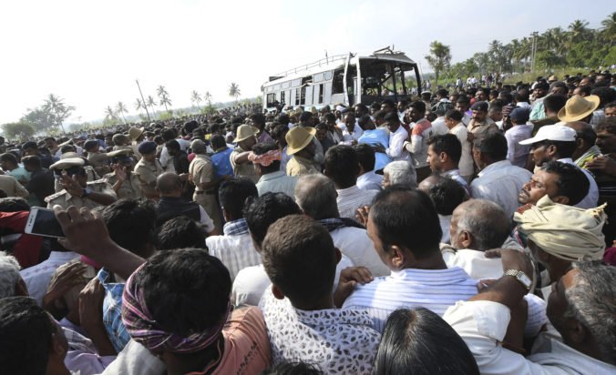Pri havárii autobusu v Indii zahynulo najmenej 25 ľudí