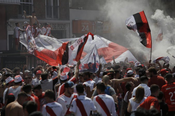 Video: Finále Pohára osloboditeľov odložili, fanúšikovia River Plate zaútočili na autobus súpera