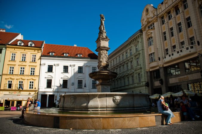 Bratislava začala s opravou Maximiliánovej fontány na Hlavnom námestí