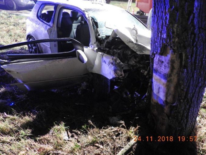 Foto: Tínedžer na Volkswagene zišiel z cesty a vrazil do stromu, štyria mladí ľudia sa ťažko zranili