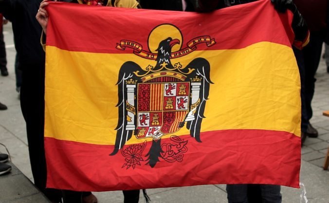 Španielsky komik použil vlajku ako vreckovku, hrozí mu väzenie