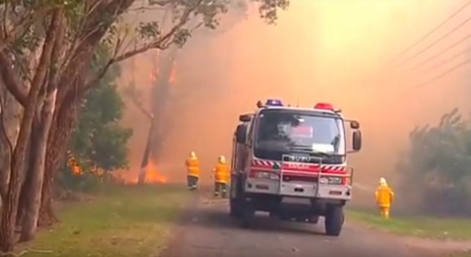 Video: Queensland ohrozujú desiatky lesných požiarov, stovky ľudí museli opustiť svoje domovy