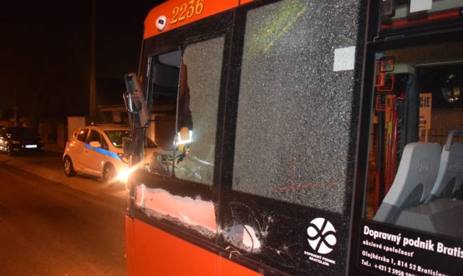 Foto: Polícia hľadá svedkov nehody, autobus MHD sa zrazil s dodávkou