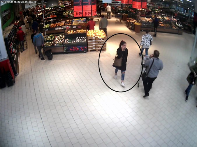 Foto: Polícia pátra po žene, ktorá je podozrivá z krádeže kabelky v Kauflande