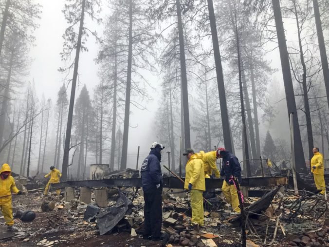 Masívny lesný požiar v Kalifornii si vyžiadal ďalšie obete, počet nezvestných ľudí sa znížil