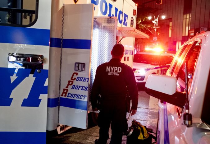 Starší vodič pri parkovaní v New Yorku zrazil ľudí na chodníku, niekoľkých zranil a jeden zomrel