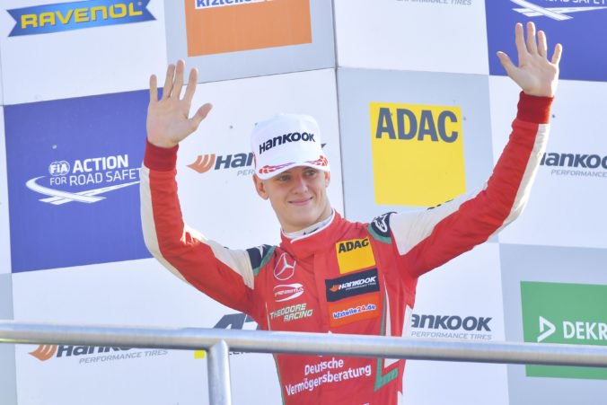 Syn Michaela Schumachera sa stal šampiónom v F3 a teraz mieri do F2
