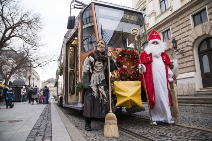 V uliciach Bratislavy bude jazdiť vianočná električka, interiér ozdobia svetielkami a girlandami