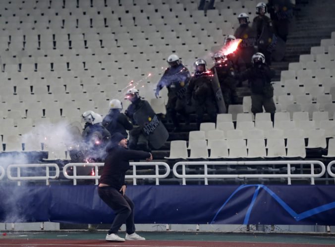 Video: Zápas Ligy majstrov medzi AEK Atény a Ajaxom Amsterdam poznačili výtržnosti fanúšikov