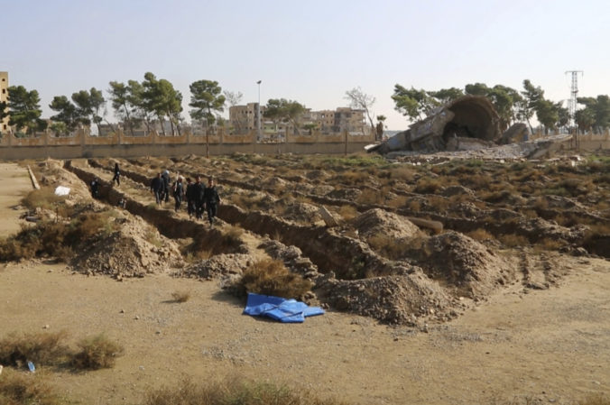 Z masového hrobu pri Rakke exhumovali stovky tiel z čias brutálnej vlády džihádistov
