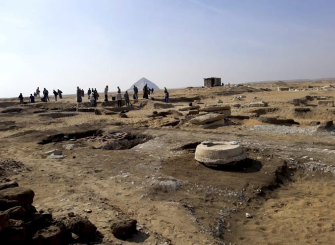 Foto: Archeológovia objavili v Egypte osem starovekých sarkofágov s múmiami
