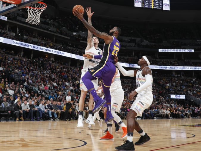 Video: Lakers schytali debakel v Denveri, Toronto otočilo zápas v Memphise