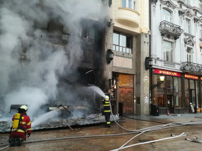 Video: Na vianočných trhoch v Bratislave vypukol požiar, evakuovali Hlavné námestie
