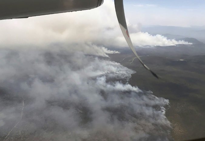 Video: V Queenslande horí 138 lesných požiarov, ich hasenie komplikuje zlé počasie