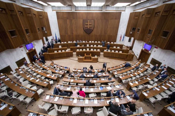 Poslanci žiadajú vládu odmietnuť pakt OSN, Slovensko má vlastnú migračnú politiku a odmieta kvóty