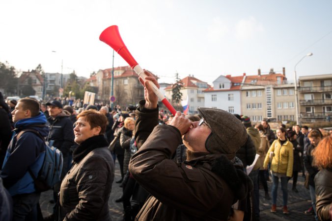 Pred prešovským úradom protestovali desiatky učiteľov proti určeniu nulového počtu prijatých žiakov