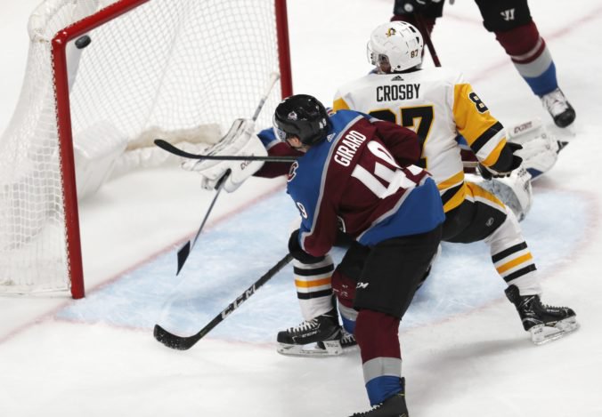 Video: V NHL sa hralo päť zápasov, Crosby za päť a pol minúty strelil hetrik