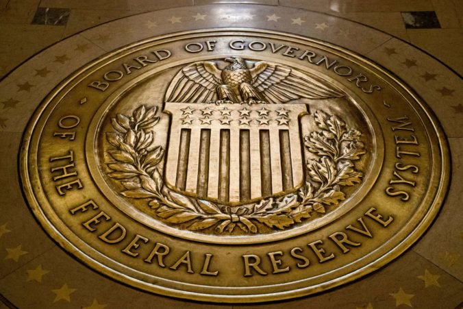 Centrálna banka v USA má obavy z tvrdej politiky Trumpa, avizuje zvýšenie kľúčovej úrokovej sadzby